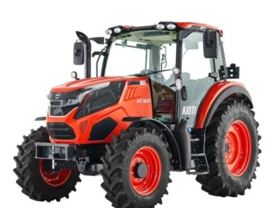 Motorización: Tres opciones de potentes motores de 127 CV, 132 CV y 142 CV. Capacidad y Autonomía: Depósito de combustible de 230 litros. Capacidad de Carga y Tracción: Fuerza de elevación de 5.000 kg.f para acoplar equipos pesados. Peso base de 4.428 kg (hasta 5.000 kg con contrapesas). Distancia entre ejes de 2.410 mm para optimizar la tracción. Sistema opcional de hasta 14 contrapesas delanteras de 50 kg cada una (total 700 kg). Sistema Hidráulico: Compatible con varios tipos de sistemas hidráulicos traseros para la integración de diversos equipos. Iluminación: Faros Full LED y luz interior auxiliar. 10 luces LED para las 4 esquinas y 2 luces LED laterales. Luces de trabajo delanteras y traseras (opcionales), destacando las primeras luces traseras de 40 W en su categoría para facilitar operaciones nocturnas.